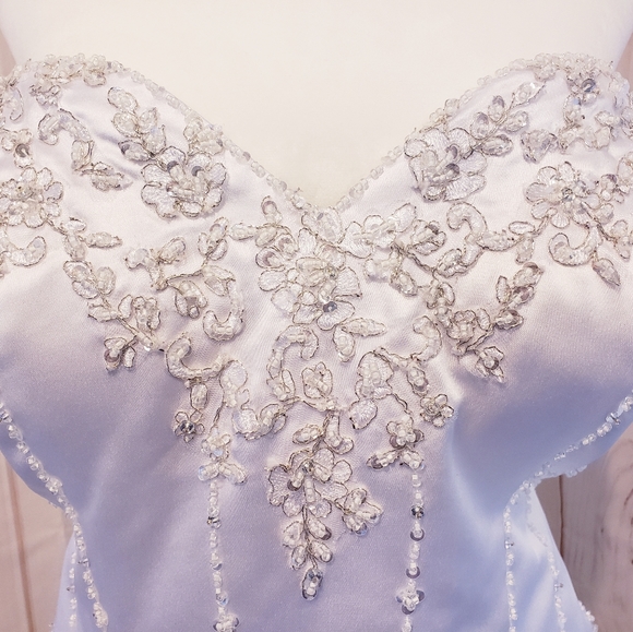 Gorgeous strapless beaded wedding gown - Picture 4 of 8